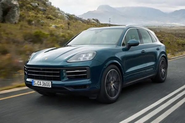 Porsche наскоро обнови Cayenne с освежен екстериорен дизайн, силно ревизиран интериор и променена гама двигатели. Това означава, че plug-in хибридният модел е ревизиран и с по-голямата батерия от 25,9 кВт/ч.
Обхват само на електричество - 74 км